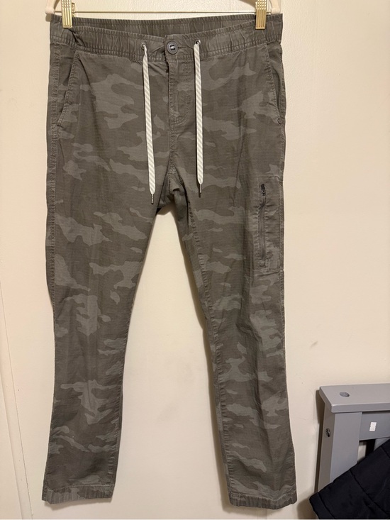 Vuori Pants - Vuori women’s medium Olive Gray Camo Cargo Pants
